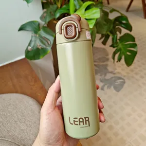 Tragbarer Edelstahltemperaturbecher mit Deckel für Outdoor und den täglichen Gebrauch.