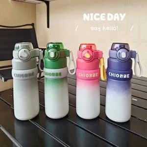 Botella de agua deportiva degradada con funda de silicona y asa, gran taza para exterior.