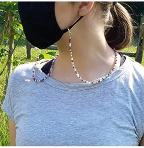 Gros plan détaillé du collier de perles colorées pour masque et lunettes style boho.