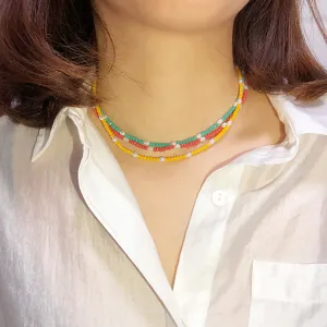 Collar de cuentas de colores tipo choker, detalle de joyeria estilo boho chic hoy