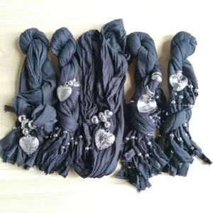 Modieuze meerkleurige sjaalketting met zilveren hartvormige hangers, chique herfst winter accessoires.