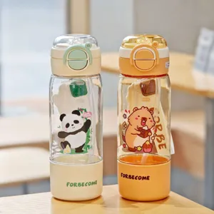 Niedliche Cartoon Trinkflasche mit Strohhalm Anhänger tragbarer Plastikbecher für Kinder
