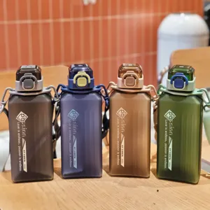 Quadratische Kunststoff-Sportflasche mit 650ml Füllmenge, mattem Finish und Trageriemen für Fitness.