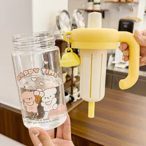 Süße Cartoon Plastik Wasserflasche mit Strohhalm und Griff, große Kapazität für Alltag.