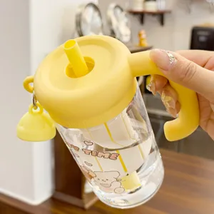 Süße Kunststoff Trinkflasche mit Strohhalm und Henkel, großes Design für Mädchen und Schüler.