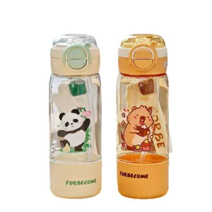 Tragbare Plastik Trinkflasche mit Strohhalm und niedlichem Cartoon Motiv für Schüler.