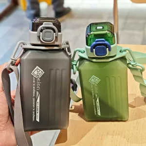 Quadratische Plastikflasche Detail, 500ml Fassungsvermögen mit Tragegurt, tragbarer Sportbecher.