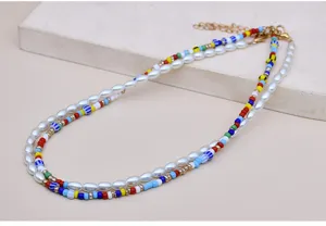 Dettaglio collana multistrato con perline colorate e perle finte gioiello moda per donne