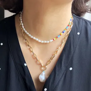 Set di collana con perle multistrato, elegante catena dorata e ciondolo barocco.