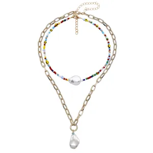 Dettaglio collana multistrato con perle barocche colorate e catena dorata per moda estiva donna.
