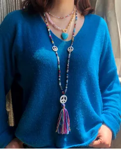 Primo piano dettagliato di collana lunga di perline bohémien con nappa per maglione donna.