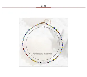 Collana di perline colorate fatta a mano vista dettaglio, lunghezza regolabile.