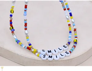 Primo piano dettagliato della collana di perline colorate a doppio strato con smile.