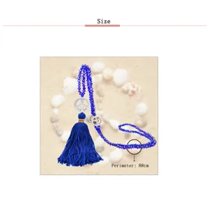 Lunga collana con perine in cristallo e ciondolo segno di pace, catena maglione blu.