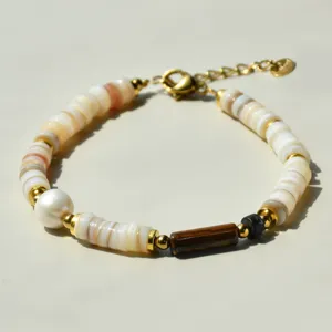 Vue détaillée bracelet coquillage perle œil de tigre pierre précieuse détails dorés.