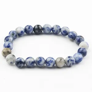 Vista dettagliata del bracciale con perline di sodalite blu, perle rotonde naturali.