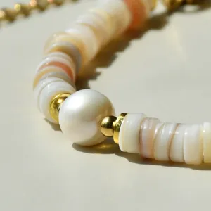 Gros plan détaillé de bracelet en perles de coquillage naturelles, bijoux élégants et chic.
