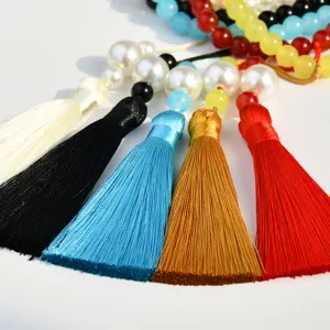 Nappe colorate perline da preghiera accessori gioielli da mano vista dettagliata primo piano