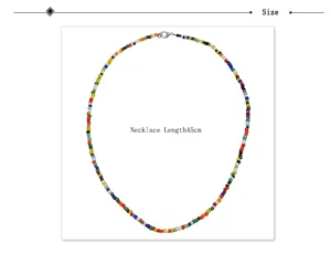 Collana corta di perline colorate stile bohemien lunghezza 45cm vista dettaglio gioiello