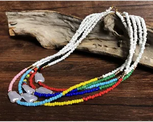 Collana girocollo boho multi fili con perline colorate e perle irregolari dettaglio moda