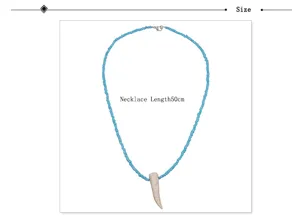Vista dettagliata della collana di perline azzurre in stile boho con ciondolo a corno bianco.