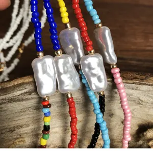 Collana girocollo con perline colorate e perle barocche stile bohémien dettaglio moda