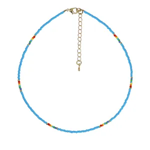 Collana di perline Miyuki fatta a mano da donna, choker azzurro delicato con dettagli arcobaleno