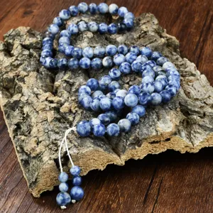 Gedetailleerd close-up van blauwe vleksteen 99-kralen gebedsrozenkrans, natuurstenen sieraden.