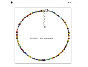 Collana corta di perline colorate con catena di estensione, stile bohémien alla moda.