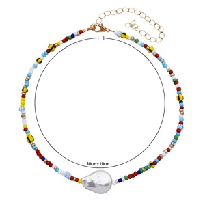 Girocollo di perline colorate con ciondolo in perla barocca irregolare e catenina regolabile.