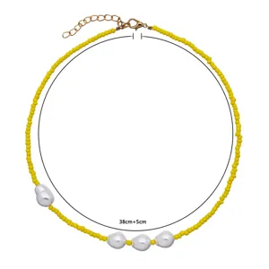 Collana di perle colorate con perle bianche, choker elegante per lo stile estivo in dettaglio.