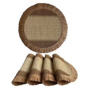 Ronde geweven placemat van papieren touw met franjes en chevron patroon voor tafeldecor