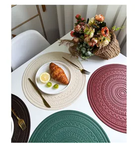 Ronde kunstlederen placemat in boho-stijl, waterdichte en hittebestendige tafelmat detail.