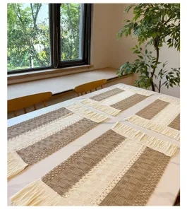 Boheemse katoen linnen geweven placemat met kwastjes, perfect voor tafeldecoratie thuis.