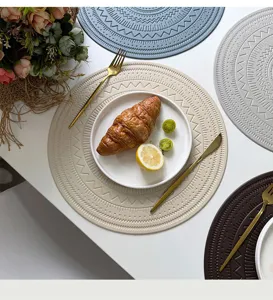 Gedetailleerd overzicht van de ronde onderzetter met elegant reliëfpatroon in boho-stijl.