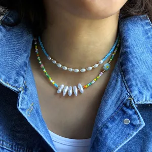 Collana girocollo multistrato vintage con perle barocche e perline di conteria colorate.