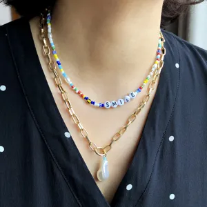 Collana con perline colorate a doppio strato con ciondolo di perla e lettere per donna.