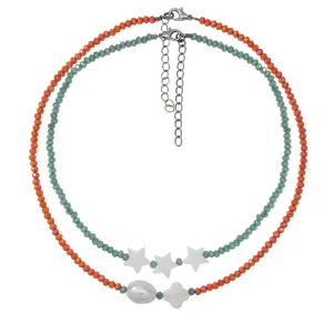 Collana di perle a doppio strato con cristalli verdi, stelle bianche e ciondoli a trifoglio.