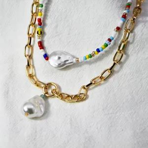 Collana a catena dorata sovrapposta chic con perline colorate e barocche stile estivo