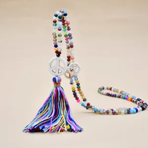 Lunga collana di perle di cristallo con ciondolo simbolo di pace e nappa per donna elegante