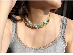 Nahaufnahme Detail der mehrlagigen bunten Perlenkette mit Perlen für sommerliche Mode.