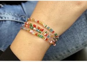 Vue détaillée d'un bracelet multirang de perles de rocaille colorées au style bohème unique.