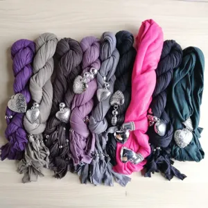 Kleurrijke sjaal ketting met hart hanger, stijlvol modieus accessoire voor herfst en winter.