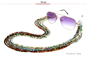 Gros plan détaillé de la chaîne de lunettes en perles multicolores, longueur de 70cm.