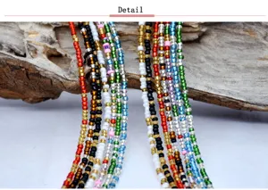 Vue de détail de chaîne de perles colorées, accessoire de mode bohème pour lunettes et masque.