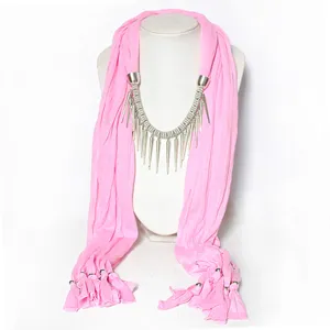 Modieuze roze sjaal ketting met metalen hanger chique accessoire voor dames stijlvol en mooi design