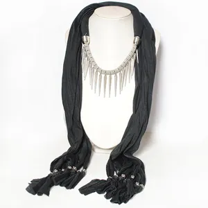 Zwarte sjaalketting met zilveren spike franjes, trendy mode-accessoire voor dames.