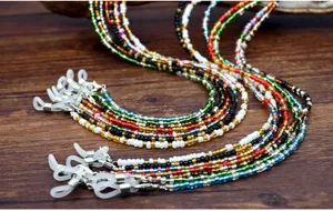 Chaîne de lunettes en perles colorées et lanière de masque, détail perlé bohème.