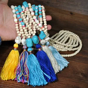 Collana lunga bohémien con nappe, perline in legno bianco e turchese, gioiello etnico da maglione.