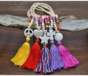 Collana boho in perle di legno con nappe colorate e ciondoli in pietra per donna.
